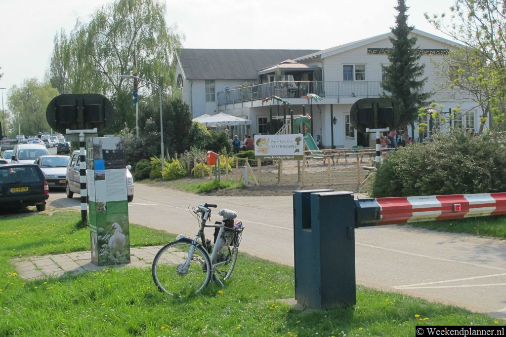 Hotel de Brabantse Biesbosch in Werkendam ligt tegenover de jachthaven van Werkendam. Als je dus een boot of kano wilt huren om daarmee door de Biesbosch te varen dan is dit hotel een goed adres om in te overnachten.Tip: Reserveer een kamer in dit hotel aan het water.